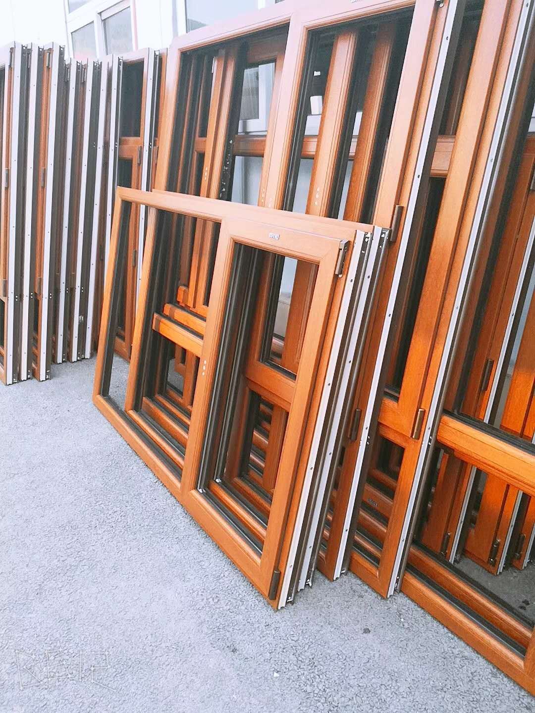 鞍山市天乙门窗产业无限公司向丹东客户发货