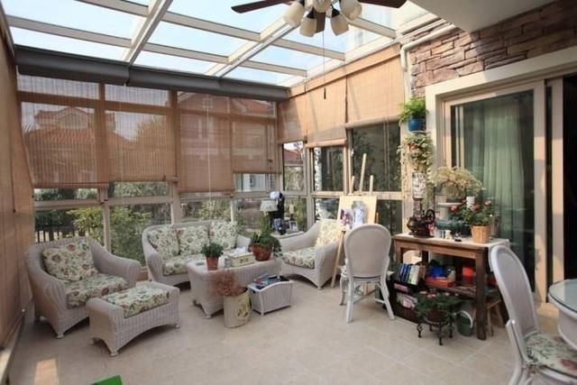 露天院子封锁成阳光房，乡村又一风景，这么装修的不在多数